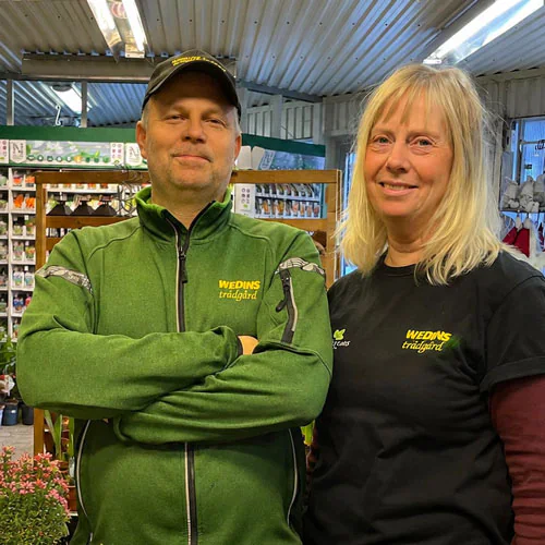Michael Åhsberg med medarbetare i handelsträdgården